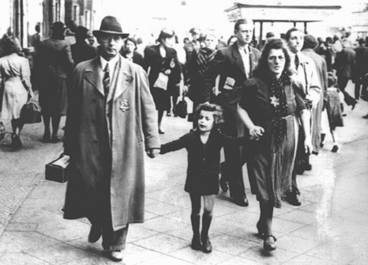 Una famiglia di ebrei cammina in pubblico a Berlino esibendo la stella gialla sui vestiti (1941)