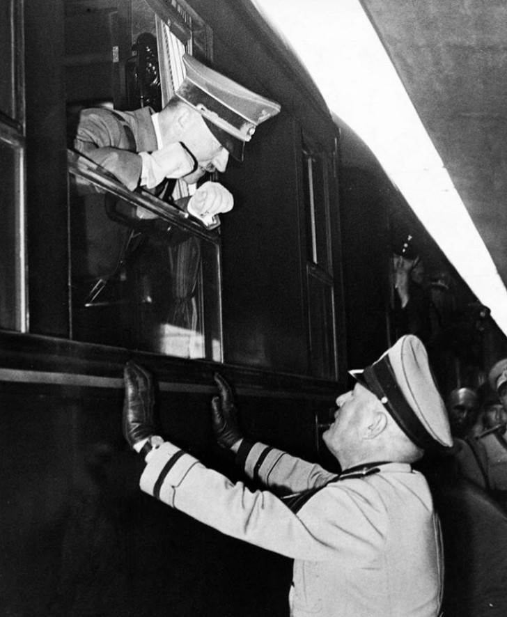 Hitler parla con Mussolini attraverso il finestrino di un treno nel Brennero (1940)