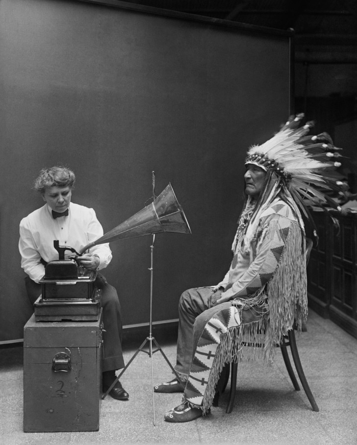 L'etnomusicologa Frances Densmore registra la voce del capo dei Piedi Neri, Mountain Chief, su un fonografo (1916)
