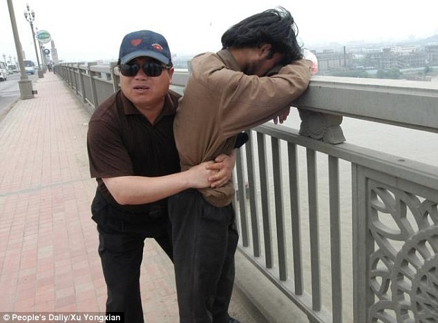 Al sinds 13 jaar besteed Chen Si al zijn vrije tijd een van de meest gebruikte locaties die wordt gebruikt om zelfmoord te plegen. Door zijn ingrijpen heeft Chen tot nu toe 321 mensen voor het springen behoed.