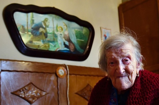 La persona più anziana ancora in vita (Emma Morano-Martinuzzi, 117 anni, nata nel 1899), nacque in epoca più vicina all'approvazione della Costituzione statunitense (1787) che al presente.