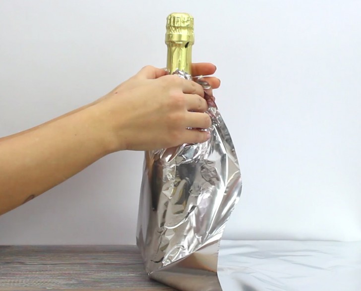1. Wikkel de champagne fles in aluminiumfolie in.