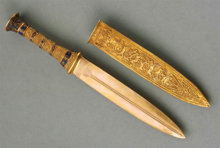 Ce poignard recouvert d’or a été découvert dans la tombe du célèbre pharaon égyptien Toutânkhamon.