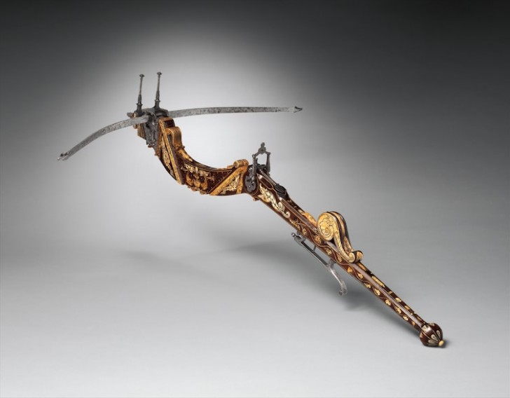 Cette arme retrouvée en Italie, semblable à une arbalète, est faite de bois et d’ivoire. Elle date de 1573.