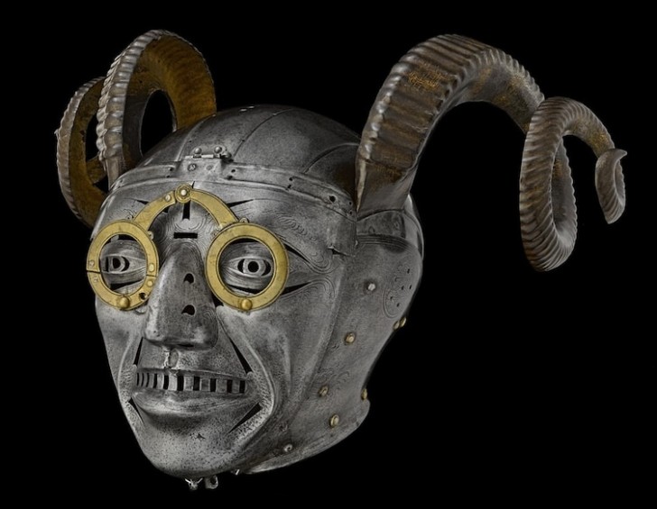 Deze helm kreeg de Engelse koning Henry VIII cadeau. Naar het schijnt zat hij niet lekker genoeg om er ten strijde mee te trekken.