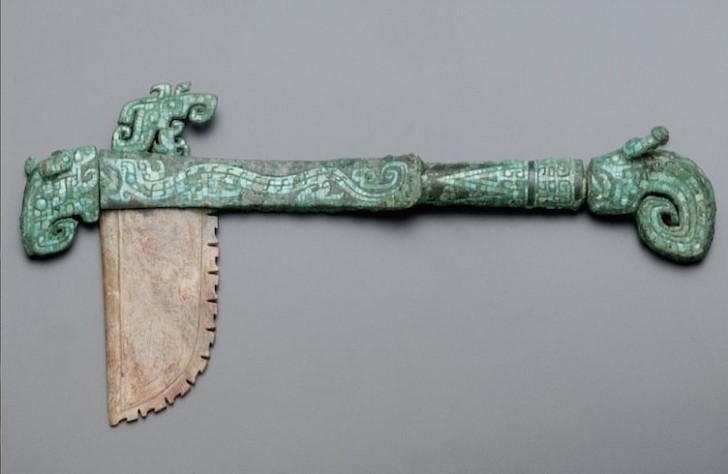 Ce poignard chinois a 700 ans : il est fait en bois et en bronze et est équipé d’une lame très aiguisée.