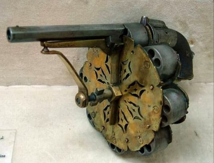 Ce pistolet a été breveté en 1855. Il est doté de 8 cylindres, chacune avec 6 tours pour un total de 48 projectiles.