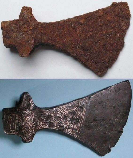 Une hache Viking avant et après le processus de restauration.