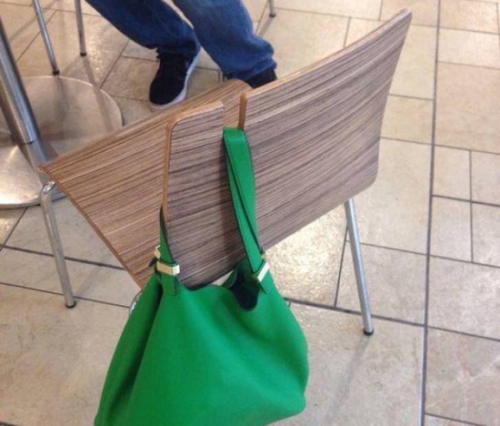 5. Stühle mit praktischer Einkerbung für Taschen!