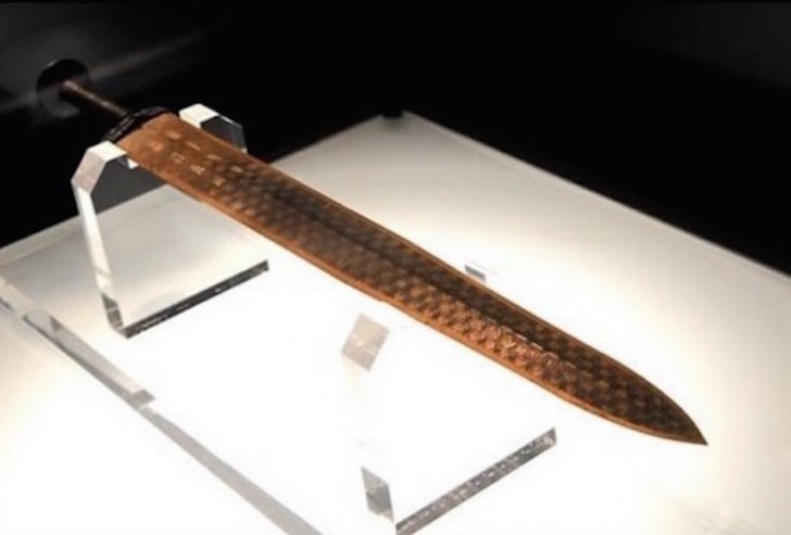 Es ist 55 Zentimeter lang und vollständig aus Bronze. Goujian wiegt 875 Gramm und ist ein klassisches Schwert mit doppelter Klinge aus der chinesischen Tradition.