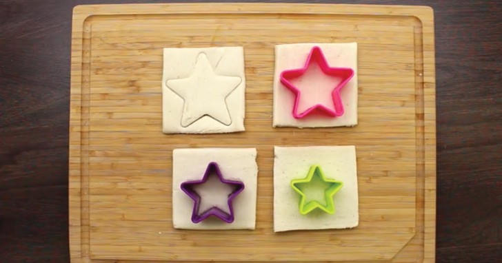 1. Place the various star molds of different sizes on the slices of bread.