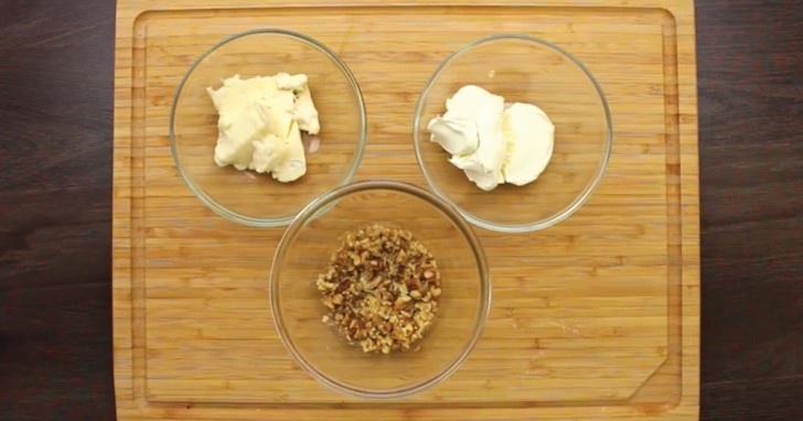 5. Le troisième type est savoureux: crème de mascarpone, gorgonzola et noix (toujours en ajoutant une feuille de laitue et une olive).