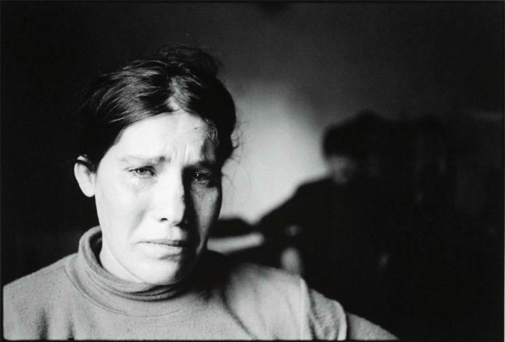 Una donna siciliana, colpita dal marito, piange lacrime di disperazione (1983).