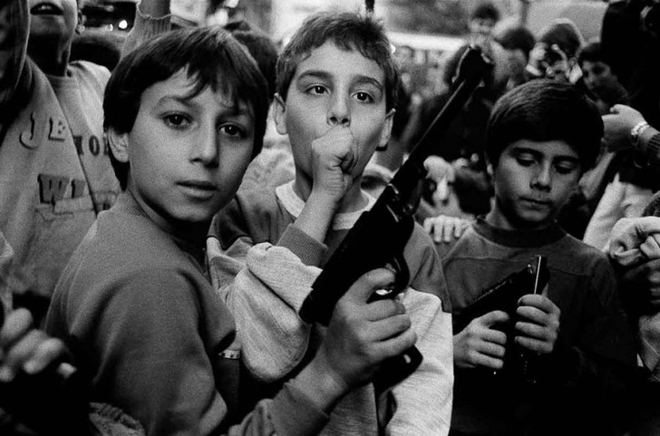 Festa del giorno dei morti. I bambini giocano con le armi. Palermo, 1986.