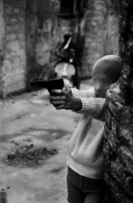 Un bambino "gioca armato" a Palermo (1982).