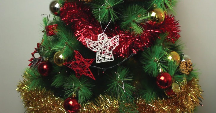 5. Nun bleibt euch nur noch, eine Schleife am Anhänger zu befestigen und euren Weihnachtsbaum damit zu dekorieren!