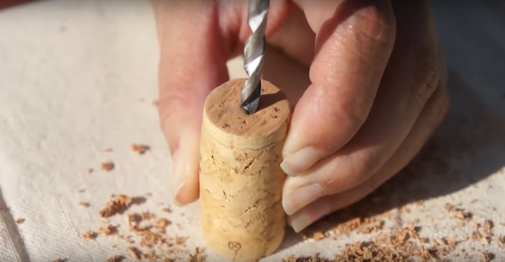 1. Boor een gat in de kurk met het smalste boortje, maar boor niet te diep. Gebruik vervolgens het bredere boortje om de ruimte te creëren die nodig is voor je plantje.