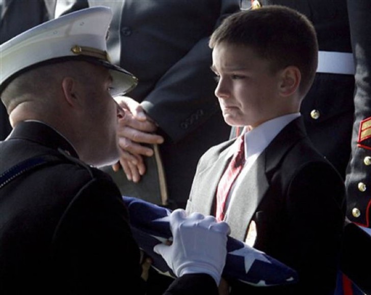 12. Christian Golczynski, di 8 anni, piange al funerale del padre, morto nella guerra in Iraq (Marzo 2007).