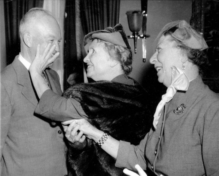 13. Helen Keller incontra il presidente Eisenhower nel 1955.