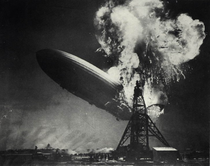 15. Il dirigibile Hindenburg prende fuoco il 6 maggio 1937.