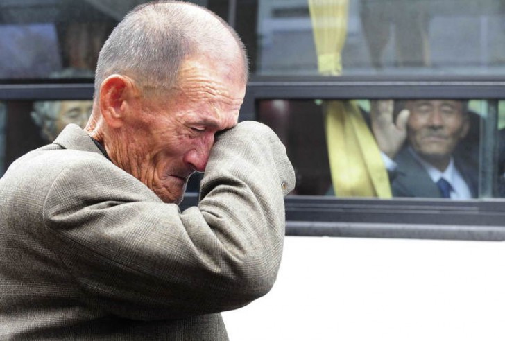16. Un uomo della Corea del Sud piange nel veder partire un suo parente verso la Corea del Nord (Ottobre 2010).