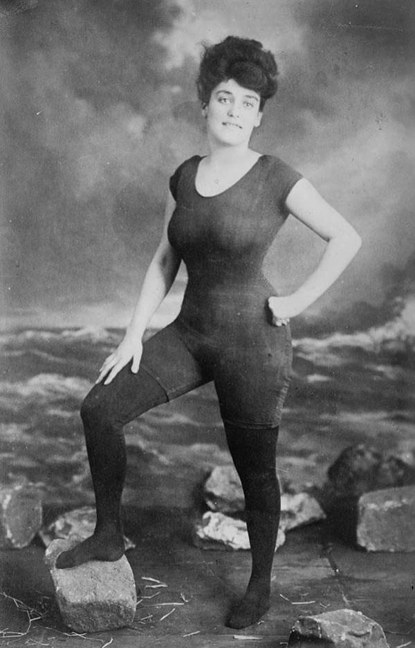 17. Annette Kellerman a favore del diritto delle donne di indossare dei costumi da bagno nel 1907. Poco dopo viene arrestata per indecenza.