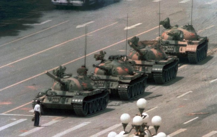 18. Un uomo cinese rimane in piedi, senza batter ciglio, davanti ai carri armati a Piazza Tiananmen (Giugno 1989).