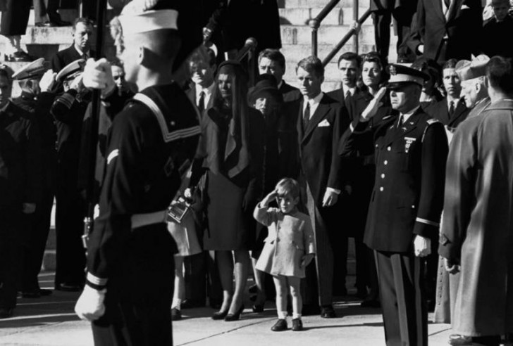 20. John F. Kennedy Jr. saluta il padre nel corso del suo funerale (Novembre 1963).