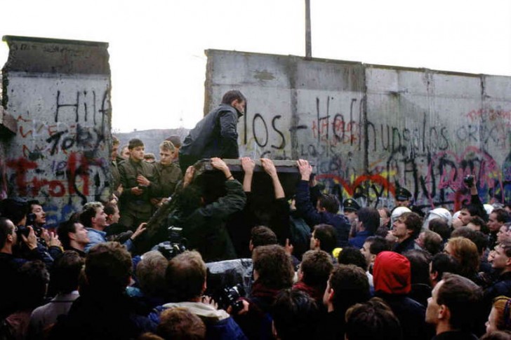 3. Le folle di persone da ambo i lati si riuniscono facendo crollare una parte del muro di Berlino (Novembre 1989).