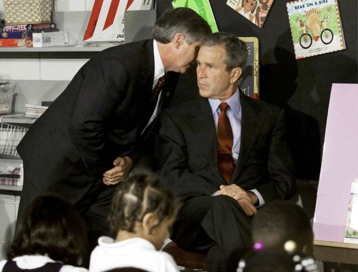 5. Il presidente americano Bush riceve comunicazione dell'avvenuto attentato alle Torri Gemelle dell'11 settembre 2001.