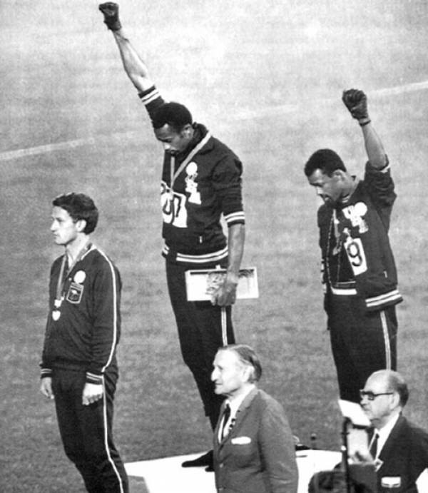 6. Il vincitore della medaglia di bronzo John Carlos fa un saluto in onore delle persone di colore durante i Giochi Olimpici (Messico 1968).