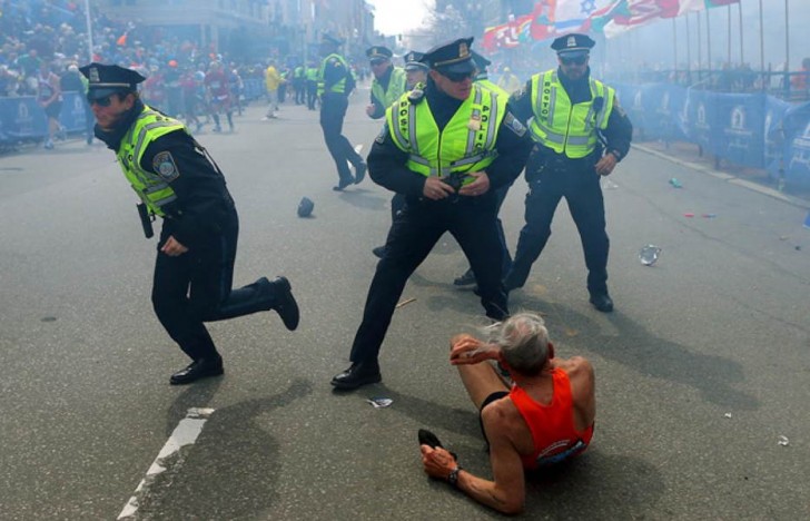 7. Il 78enne Bill Iffrig giace a terra a seguito della bomba scoppiata durante la Maratona di Boston del 2013.