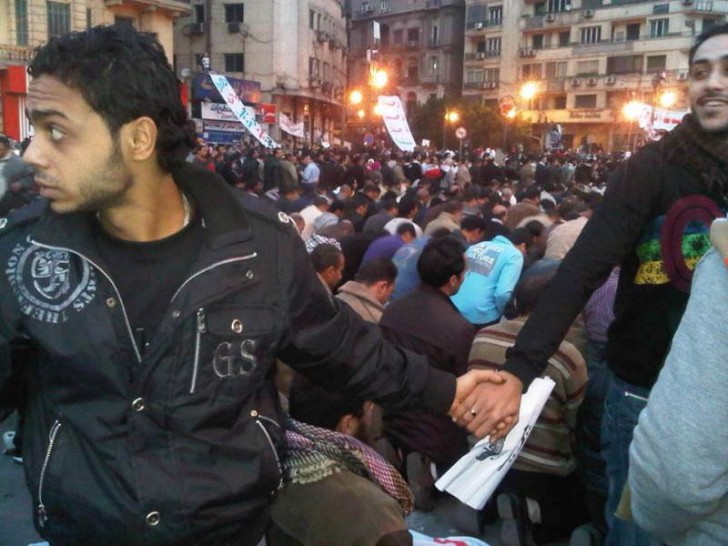 8. Cristiani e mussulmani si stringono la mano in segno di solidarietà durante un momento di preghiera nella città de Il Cairo (Gennaio 2011).