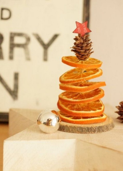 5. Per le decorazioni di Natale non lasciatevi sfuggire l'opportunità di abbellire la tavola con questa versione di alberello fai-da-te.