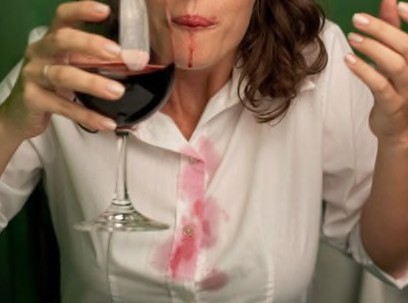 Das beste Mittel um Rotwein-Flecken zu entfernen? Weißwein!