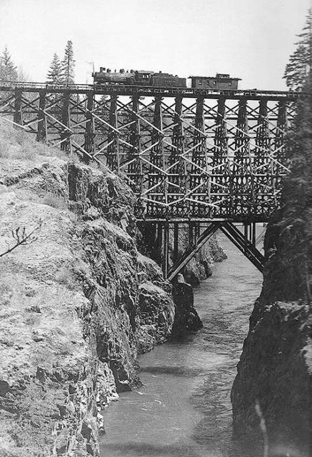 Ma i primi ponti in travi di legno avevano i loro difetti: il legname non trattato durava solo 20 anni e il passaggio di locomotive poteva spesso causare incendi.