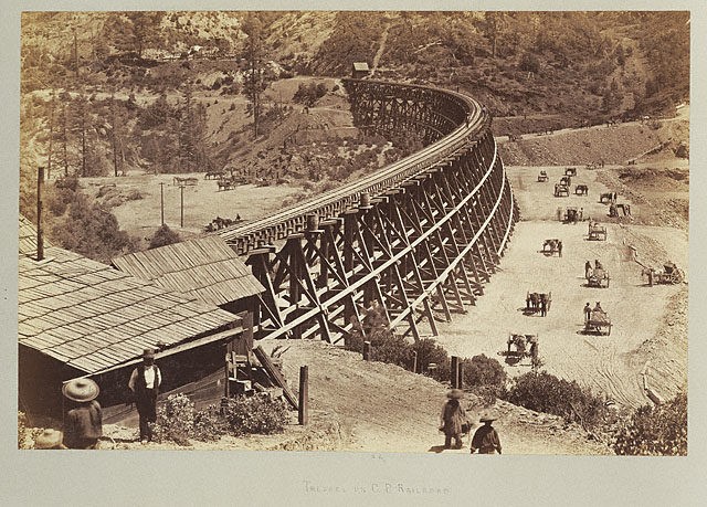 Ed ecco un ponte davvero antico che sorreggeva la ferrovia Central Pacific, risalente al 1869.