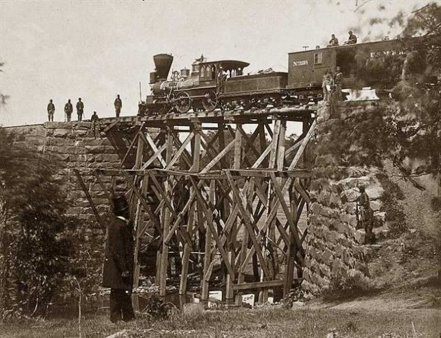 Il ponte su Orange & Alexandria [Virginia] Railroad, riparato dagli ingegneri sotto la guida del colonnello Herman Haupt, invece, era più corto rispetto agli altri.