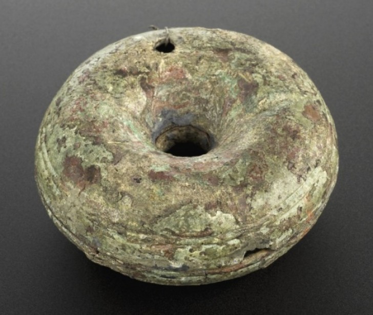 Der Glaube, dass durch das Einführen kleiner Gegenstände in den Uterus Schwangerschaften verhindert werden könnten war schon immer sehr verbreitet. In der römischen Zeit beispielsweise verwendete man Pessare aus Bronze.