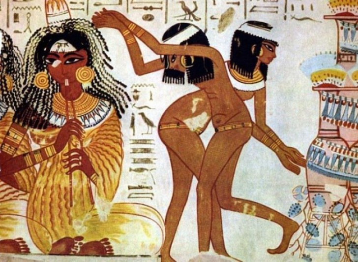 Dans la culture égyptienne, on fait référence aussi à l'utilisation d'un mélange de miel et de bouse de crocodile et à l'insertion de feuilles d’acacia dans l'organe génital féminin pour bloquer le passage du sperme.