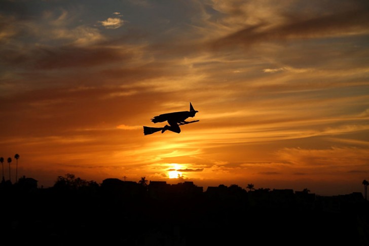 Un avion télécommandé à l'aspect d'une sorcière survole le quartier au coucher du soleil à Encinitas, en Californie, avant la nuit du 31 octobre, 2016