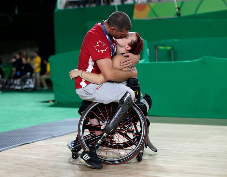 Basketbalspeler Adam Lancia omhelst en kust zijn vrouw Jamey Jewells nadat Canada heeft gestreden in de play-off tegen China tijdens de Paralympics in Rio 16 september 2016