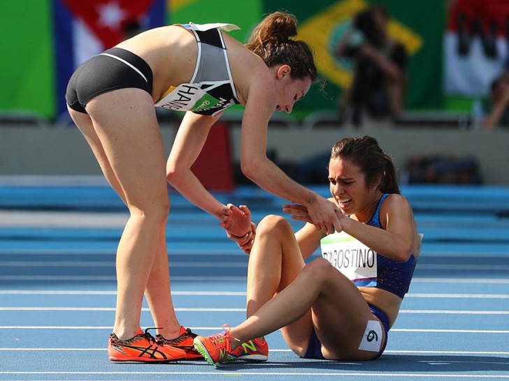Nikki Hamblin stopt met hardlopen tijdens de race om haar Amerikaanse rivaal Abbey D’Agostino overeind te helpen gedurende de Olympische Spelen in Rio op 16 augustus 2016