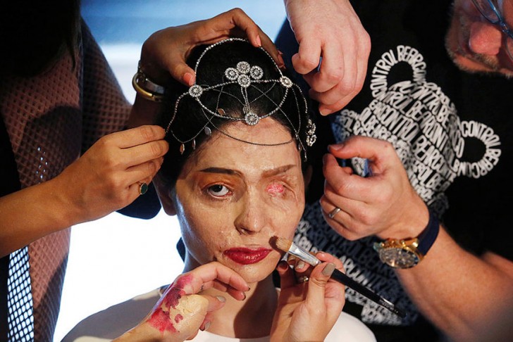 Le mannequin indien, et survivante à une attaque à l'acide, Reshma Quereshi est maquillée avant de défiler pour présenter la collection printemps / été 2017 pendant la New York Fashion Week, le 8 septembre 2016