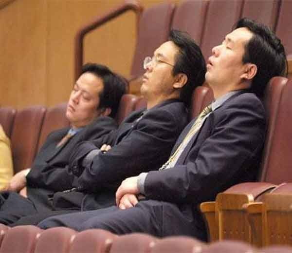 Au Japon, ce sont les employeurs qui encouragent leurs employés à dormir régulièrement pendant les pauses.