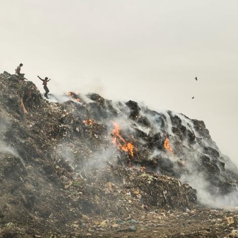 4. Lavoratori della discarica di Delhi, dove i rifiuti bruciano 24 ore su 24 creando nubi tossiche.