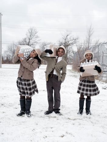 7. Antonio, Julia e India Abram tornano dal centro di raccolta dell'acqua: nella zona in cui vivono (Flint, Michigan) si è scoperto che l'acqua è contaminata col piombo.