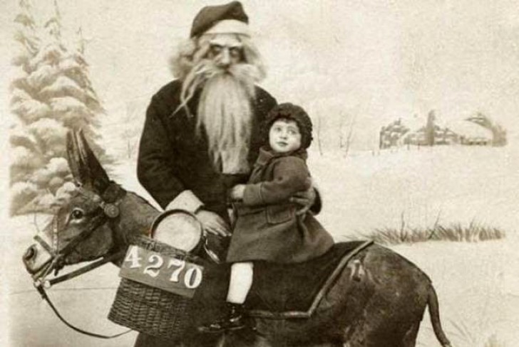 Un papa Noël très aimable sur son cheval...