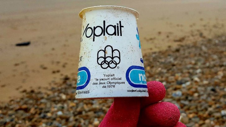Un vasetto di yogurt Voplait delle Olimpiadi del 1976: non c'è in ballo nessuna macchina del tempo ma solo l'incredibile resistenza della plastica alla degradazione.