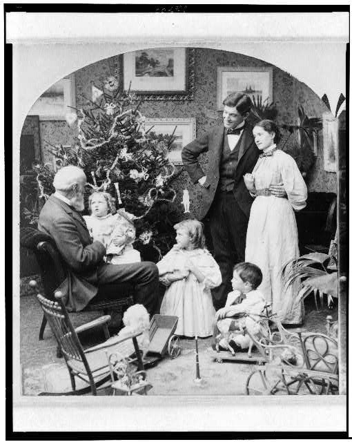 1. La famiglia riunita intorno all'albero di Natale